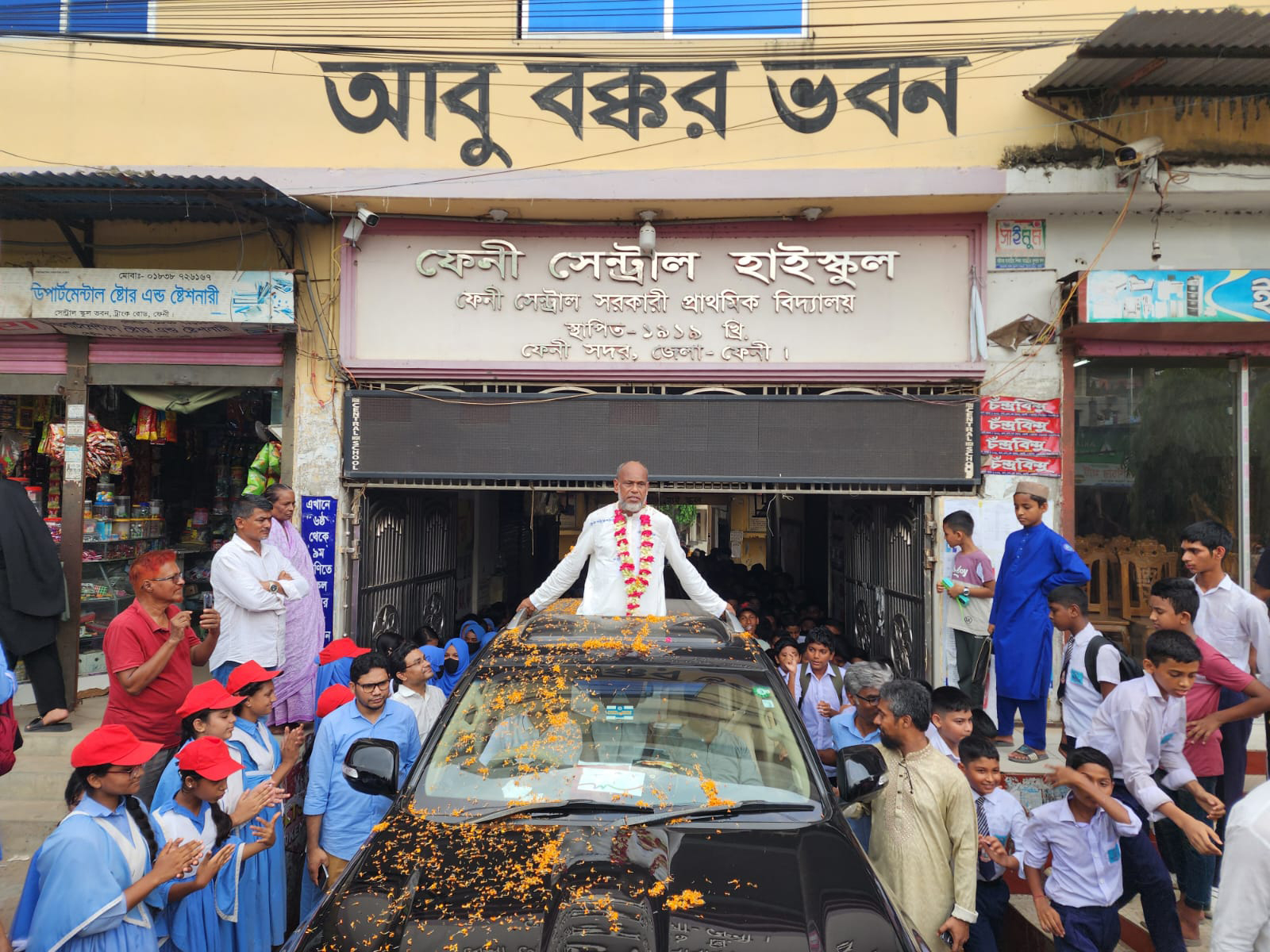 ৩৪ বছরের শিক্ষকতা শেষে ছাদখোলা গাড়িতে শিক্ষকের রাজকীয় বিদায়