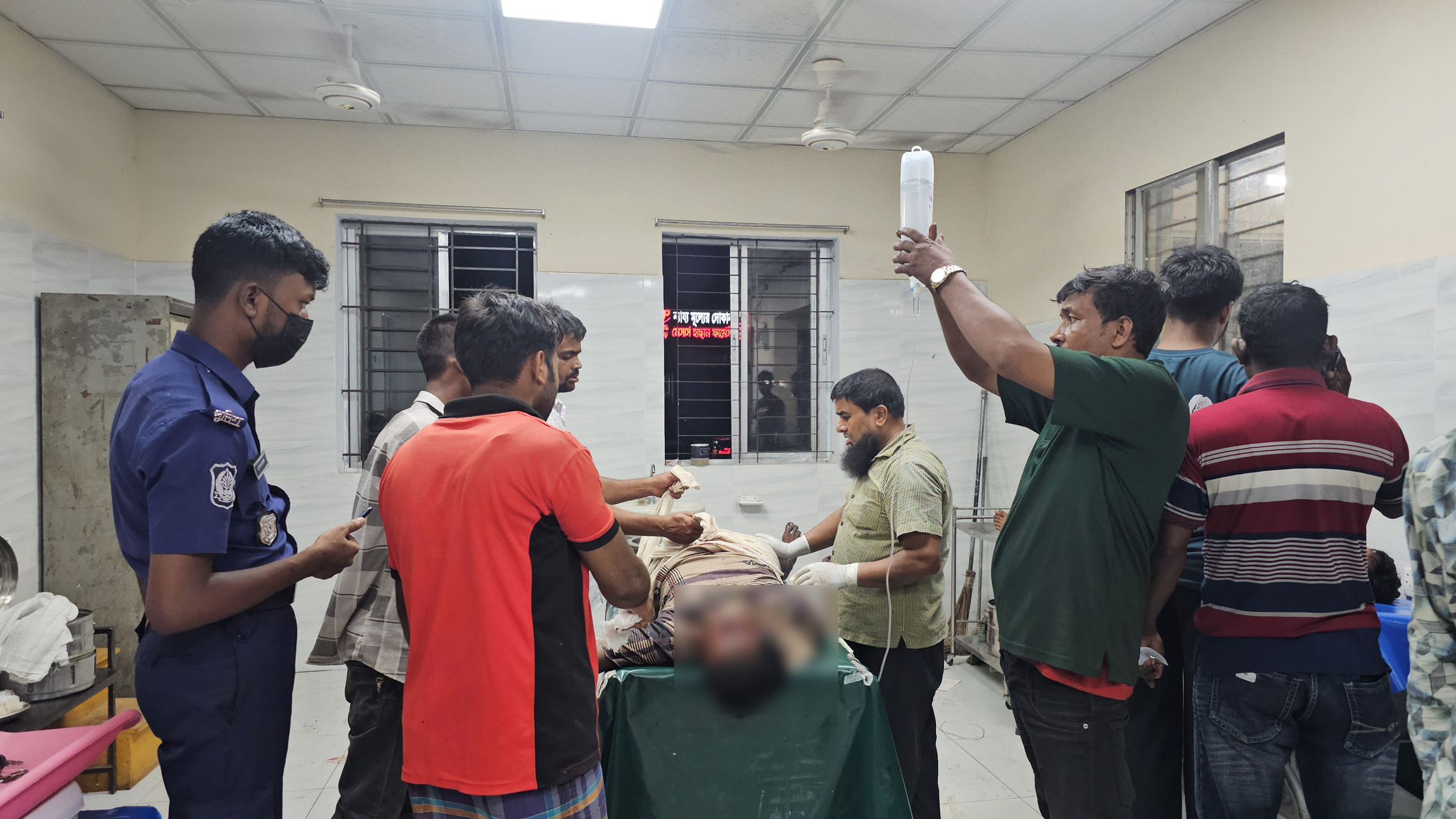 ফেনীতে মহাসড়কে কাভার্ড ভ্যানের চাপায় নিহত ২, আহত ৮