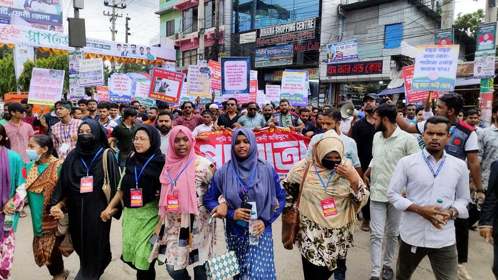 ফেনীতে টেকসই বাঁধ নির্মাণসহ ৮ দফা দাবিতে পদযাত্রা