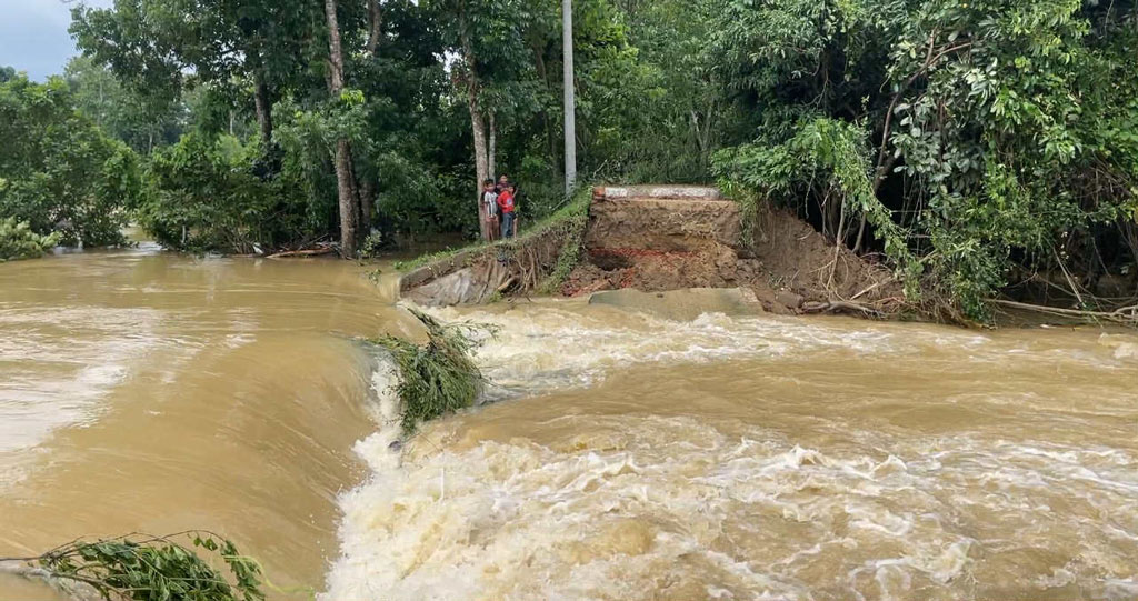 ফেনীতে বন্যা নিয়ন্ত্রণ বাঁধ ভেঙে ৬ গ্রাম প্লাবিত