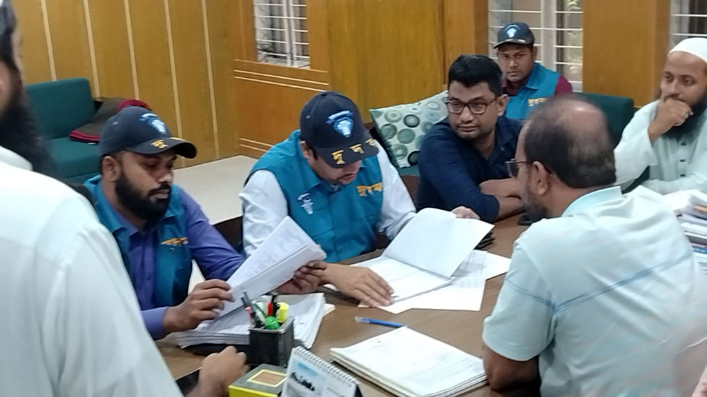 বারবার বাঁধ ভেঙে ক্ষতি, অনিয়ম-দুর্নীতির খোঁজে পাউবো অফিসে দুদকের অভিযান