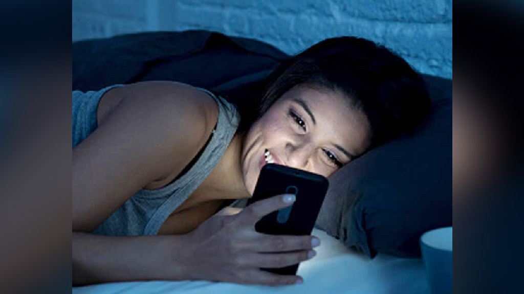 ফোনের নীল আলো কি ঘুমের শত্রু, গবেষণা কী বলে
