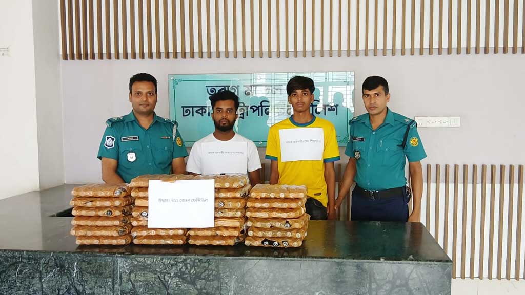 তুরাগে সবজির ভ্যানে ৩১২ বোতল ফেনসিডিল, গ্রেপ্তার ২ যুবক