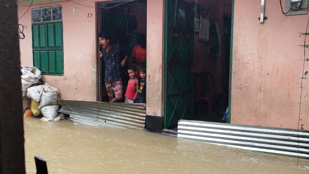 ফেনীতে বন্যা: উদ্বেগ-উৎকণ্ঠায় পানিবন্দী লক্ষাধিক মানুষ