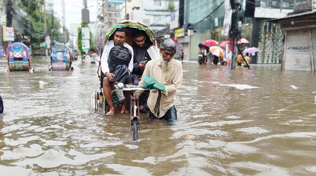 ফেনীতে মুহুরী নদীর পানি বিপৎসীমার ওপরে, বাঁধের ৭ স্থানে ভাঙন