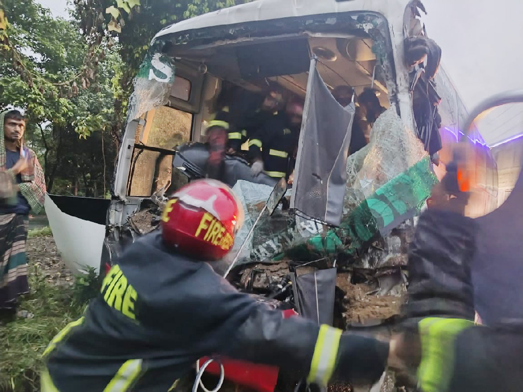 ফেনীতে ট্রাকের পেছনে যাত্রীবাহী বাসের ধাক্কা, ২ জনের মৃত্যু