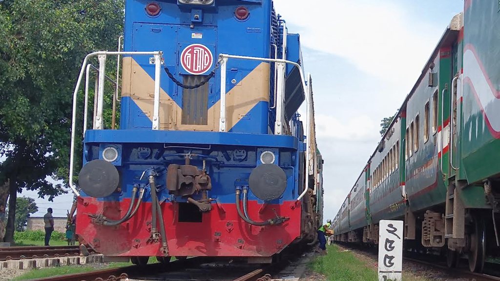 ফেনীতে ট্রেনের ছাদ থেকে পড়ে যুবকের মৃত্যু