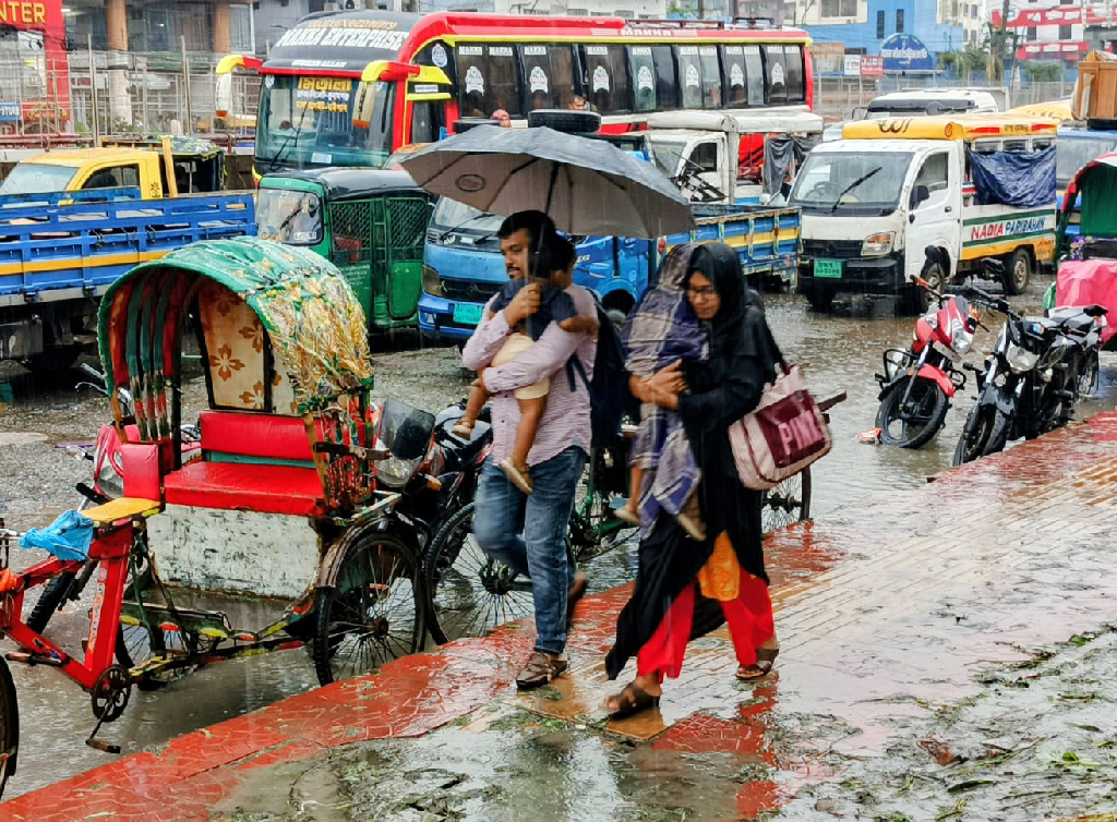 আবহাওয়া বৈরী হলেও ঈদের আনন্দ সবকিছুকে ছাপিয়ে গেছে। বৃষ্টির মধ্যে নগর থেকে মানুষ ছুটছে গ্রামের পথে। ছবিটি রাজধানীর যাত্রাবাড়ী থেকে তোলা। ছবি: আজকের পত্রিকা