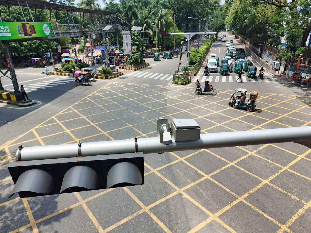 ঢাকা মহানগর পুলিশের (ডিএমপি) ট্রাফিক বিভাগ এবং ঢাকার দুই সিটি করপোরেশন যৌথভাবে নগরের ২৫টি গুরুত্বপূর্ণ মোড়ে এমন ক্যামেরা বসিয়েছে।