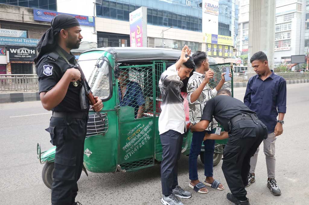 ঈদের ছুটিতে রাজধানীতে অনাকাঙ্ক্ষিত ঘটনা এড়াতে শহর জুড়ে প্রশাসনের পক্ষ থেকে নেওয়া হয়েছে কঠোর নিরাপত্তা ব্যবস্থা। সড়কের মোড়ে মোড়ে চেকপোস্টে চলছে তল্লাশি। বিশেষ চেকপোস্টে র‍্যাবের তল্লাশির ছবিটি বাংলামোটর এলাকা থেকে তোলা। ছবি: আজকের পত্রিকা
