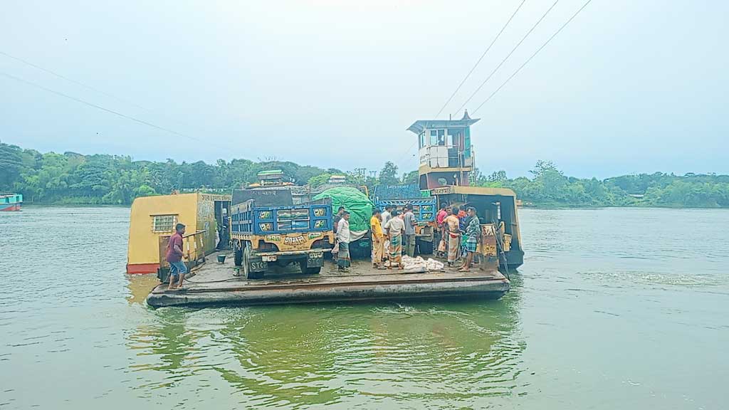চন্দ্রঘোনা-রাইখালী নৌ রুট: ৫ দিন পর আবার চালু হলো ফেরি
