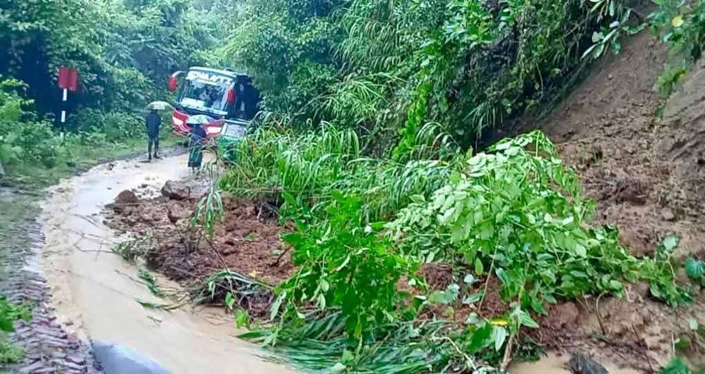 টানা বর্ষণে পাহাড়ধস, প্রশাসনের মাইকিং