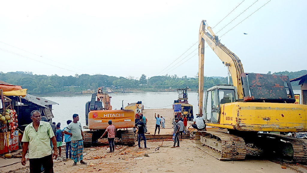 কর্ণফুলীতে ড্রেজিং: চন্দ্রঘোনা-রাইখালী নৌরুটে ফেরি চলাচল বন্ধ