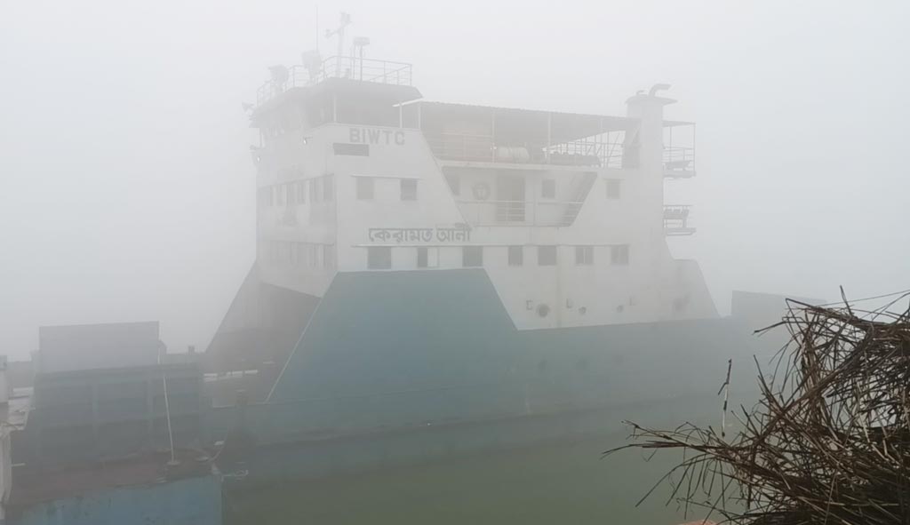 ঘন কুয়াশার কারণে দৌলতদিয়া-পাটুরিয়া নৌপথে ফেরি চলাচল বন্ধ