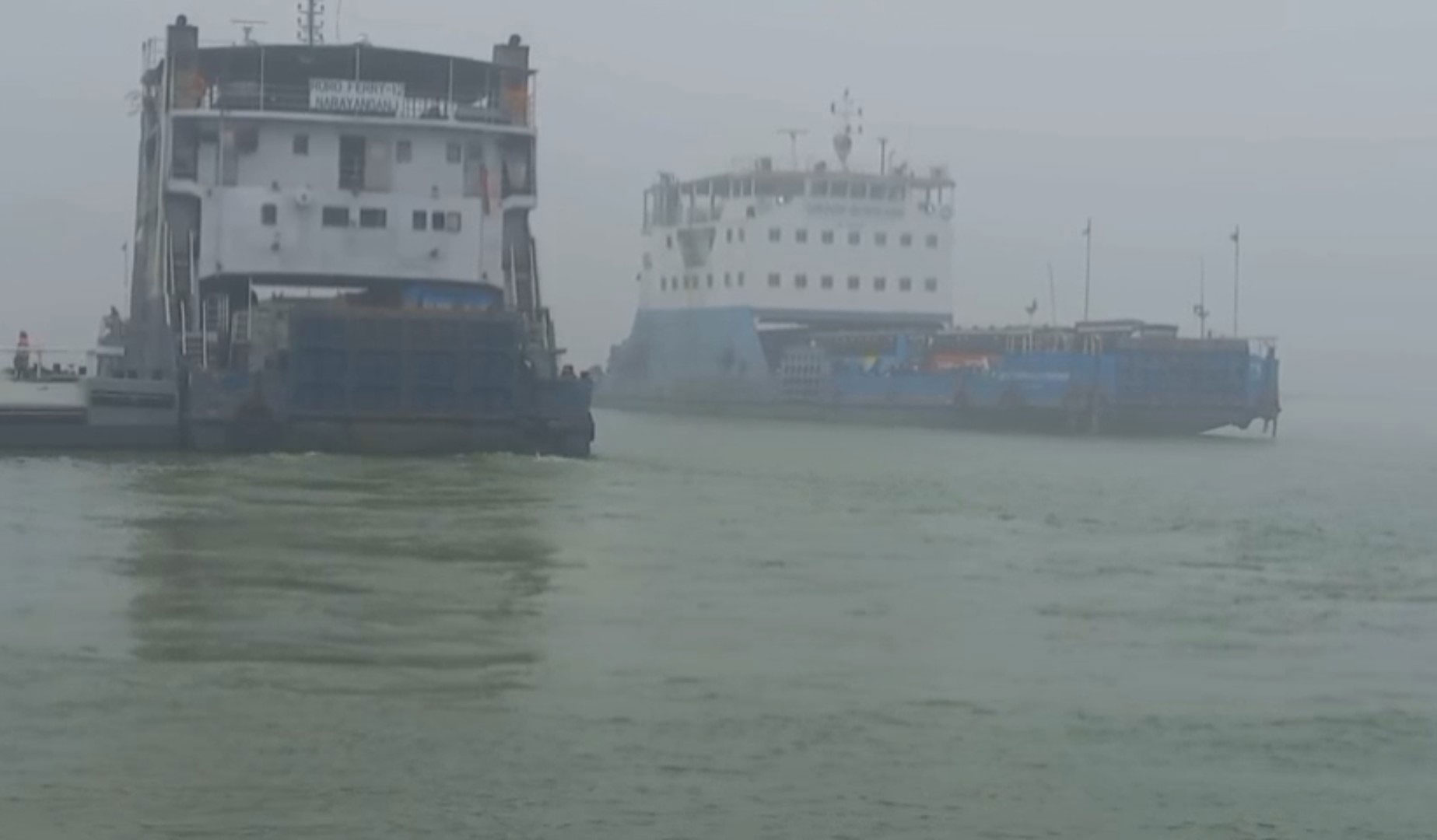 ঘন কুয়াশায় ১২ ঘণ্টা বন্ধের পর দৌলতদিয়া-পাটুরিয়া নৌপথে ফেরি চলাচল শুরু