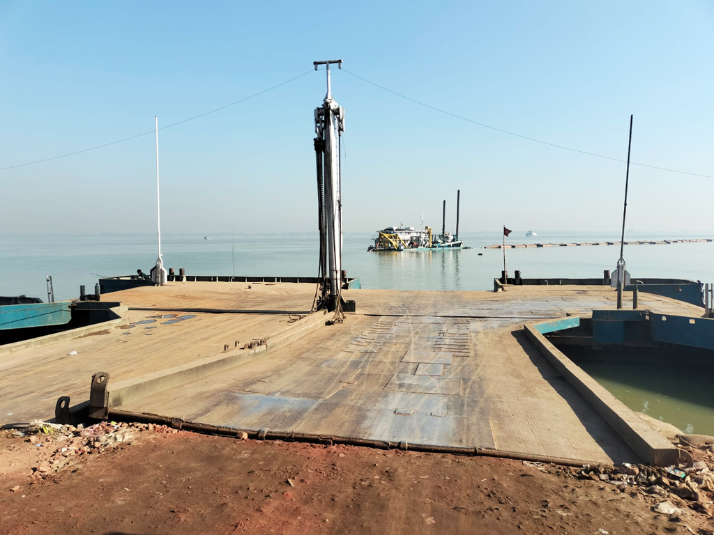 পদ্মায় ড্রেজিং চলায় দৌলতদিয়া ৭ নম্বর ফেরিঘাট বন্ধ