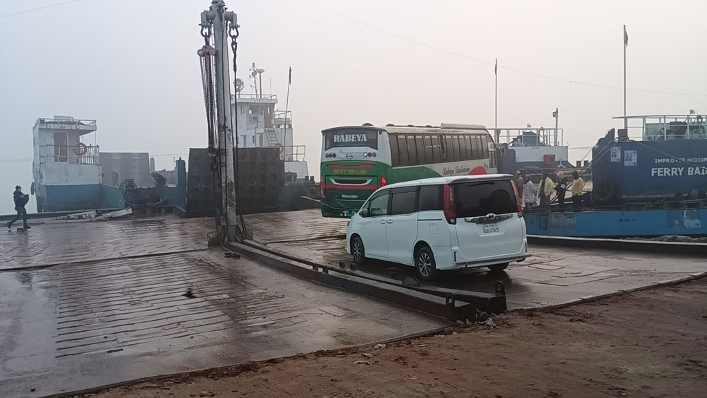 সাড়ে ৯ ঘণ্টা পর দৌলতদিয়া-পাটুরিয়া নৌপথে ফেরি চলাচল শুরু