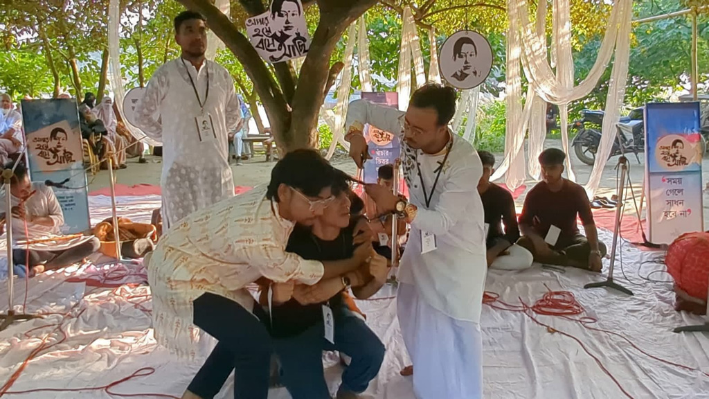 ‘আল্লাহ তুই দেহিস’: ফরিদা পারভীনের স্মরণসভায় ‘চুল কেটে’ প্রতীকী প্রতিবাদ সংস্কৃতিকর্মীদের