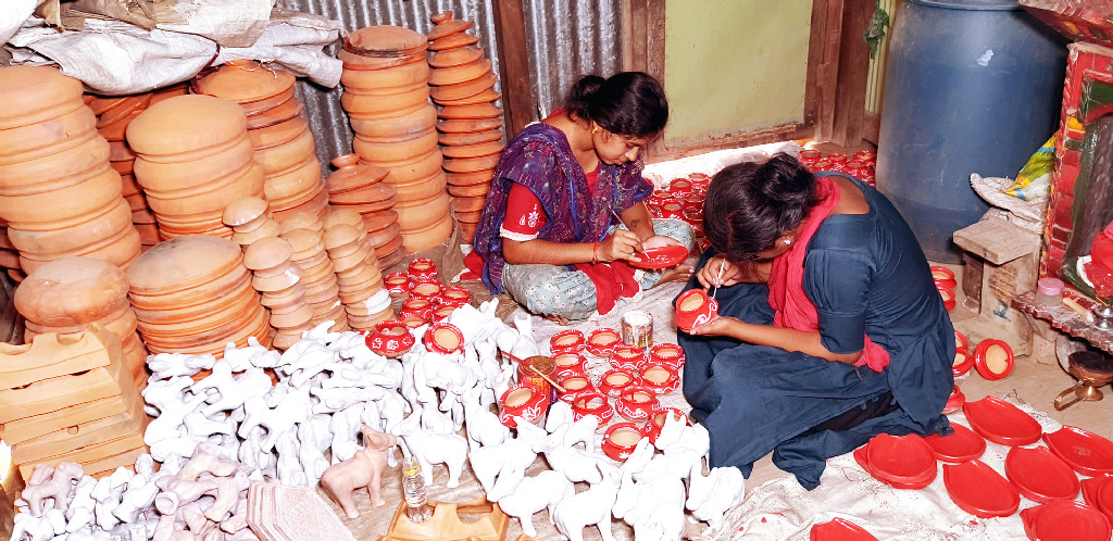 মাটির পুতুলে বৈশাখের বারতা, ব্যস্ত সময় কাটছে ফরিদগঞ্জের মৃৎশিল্পীদের