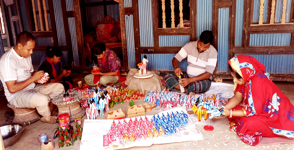 মাটির তৈরি পণ্য তুলির আঁচড়ে রঙিন আর আকর্ষণীয় করে তুলছেন মৃৎশিল্পীরা। ছবি: আজকের পত্রিকা
