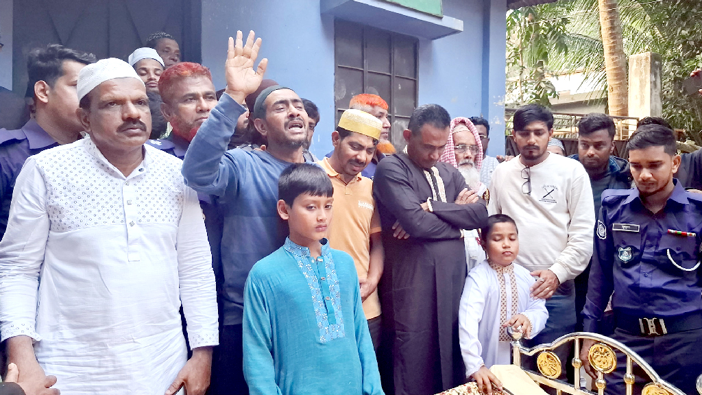 প্যারোলে মুক্তি পেয়ে মায়ের জানাজায় সাবেক পৌর মেয়র