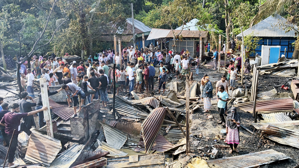 ফরিদগঞ্জে আগুনে পুড়ল ১১ বসতবাড়ি