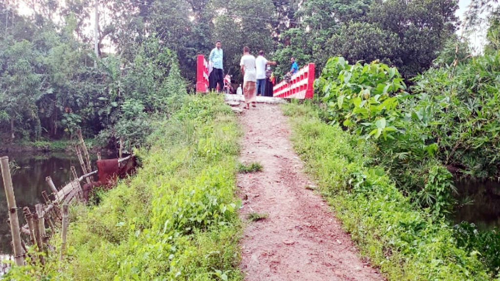 সংযোগ সড়ক ছাড়াই ব্রিজ নির্মাণ, বছরের পর বছর জনভোগান্তি