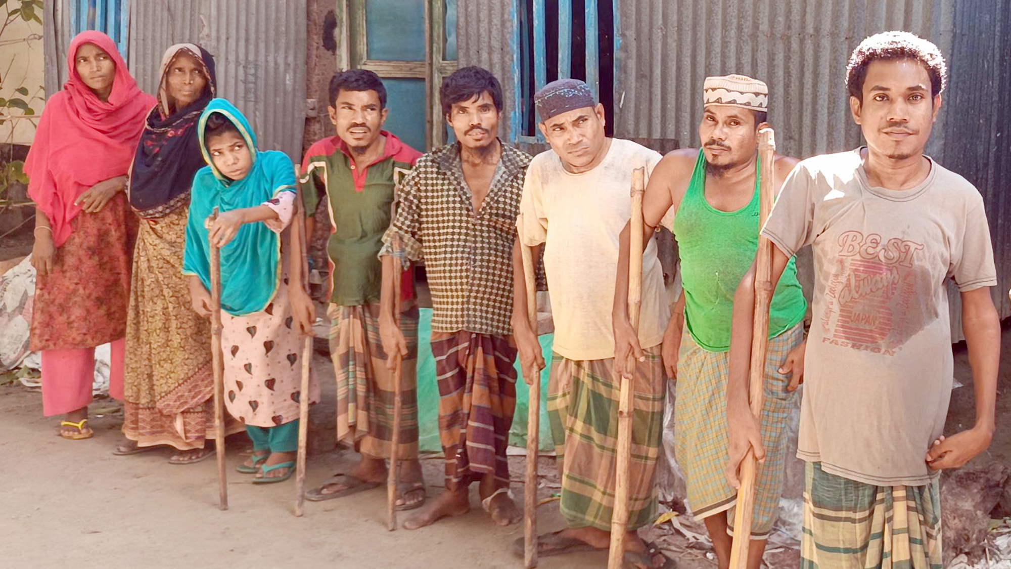 লাঠিতে ভর দিয়ে করতে হয় যাতায়াত, একই পরিবারে ছয় প্রতিবন্ধীর মানবেতর জীবন