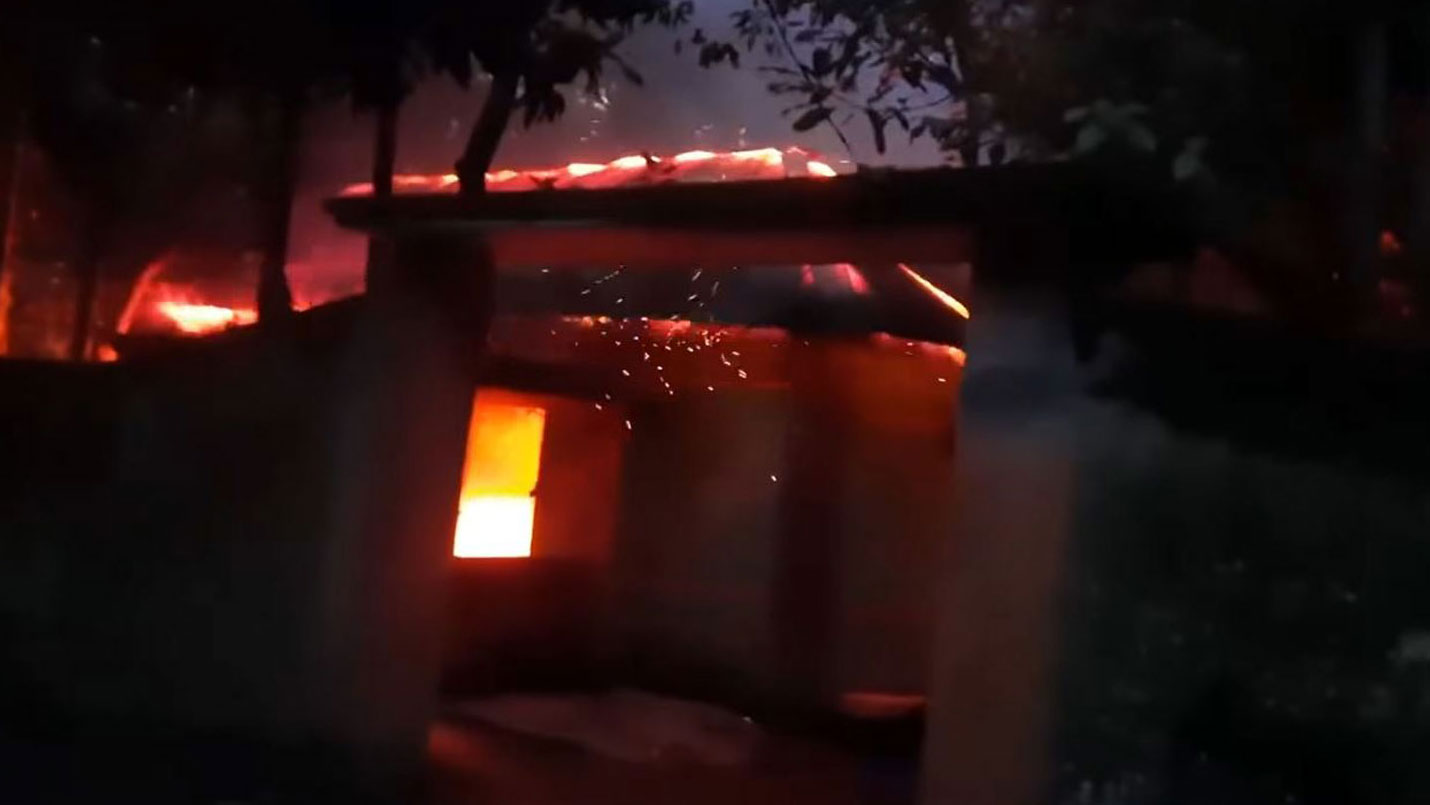 সুদের টাকার জন্য দগ্ধ গৃহবধূ লাকির মৃত্যু, ক্ষোভে অভিযুক্তের ঘরে আগুন
