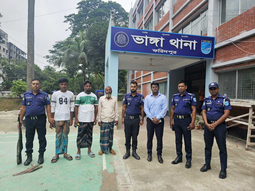 অবৈধ ড্রেজিং বন্ধে যৌথ বাহিনীর অভিযানে আটক, পরে তিনজনকে ছেড়ে দিল প্রশাসন
