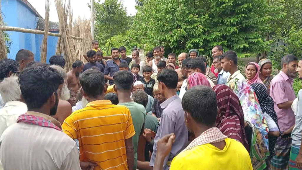 ঘটনা প্রকাশ হওয়ার পর ওই বাড়িতে মানুষ ভিড় করে। ছবি: আজকের পত্রিকা