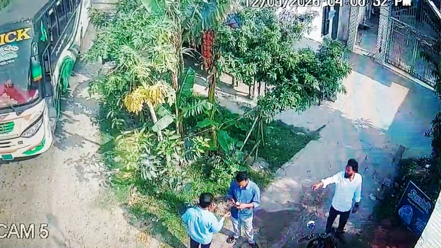 ফরিদপুরে বাসে চাঁদাবাজি, অভিযুক্তদের থানা থেকে ছাড়িয়ে নিলেন বিএনপি নেতা