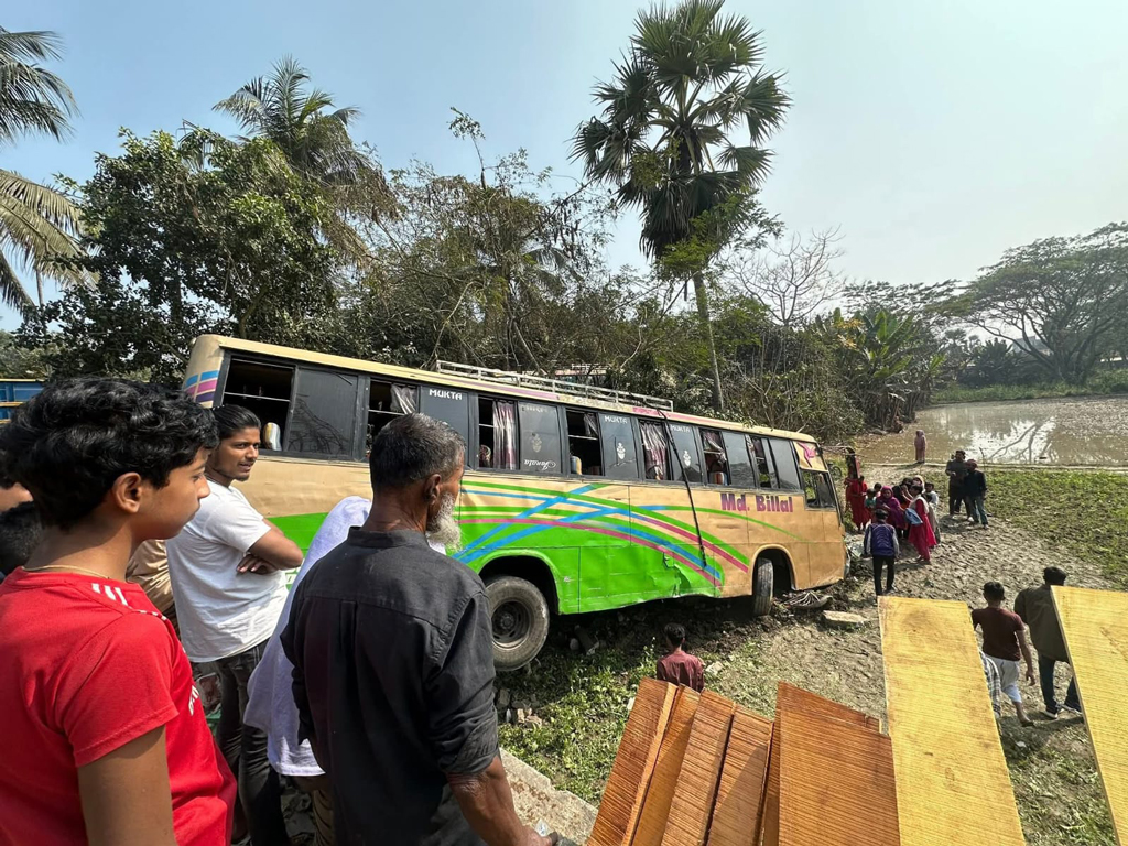 ফরিদপুরে আলাদা স্থানে বাস-প্রাইভেট কার খাদে, ভাগ্যক্রমে বেঁচে গেলেন যাত্রীরা