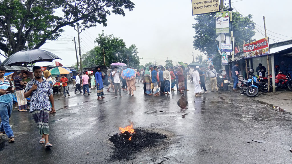 টায়ার জ্বালিয়ে অবরোধ কর্মসূচী পালন করছেন আন্দোলনকারীরা। ছবি: আজকের পত্রিকা