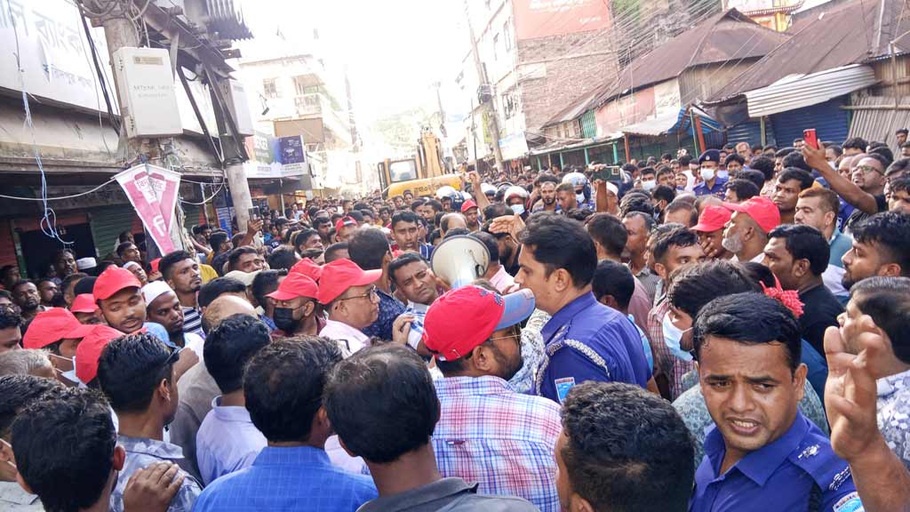 ফরিদপুরে উচ্ছেদ অভিযানে গিয়ে বাধার মুখে পৌর কর্তৃপক্ষ, আধাঘণ্টা অবরুদ্ধ