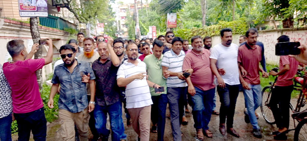 এ কে আজাদের বাড়ির সামনে মিছিলের ঘটনায় বিএনপির ১৬ নেতা-কর্মীর নামে থানায় অভিযোগ