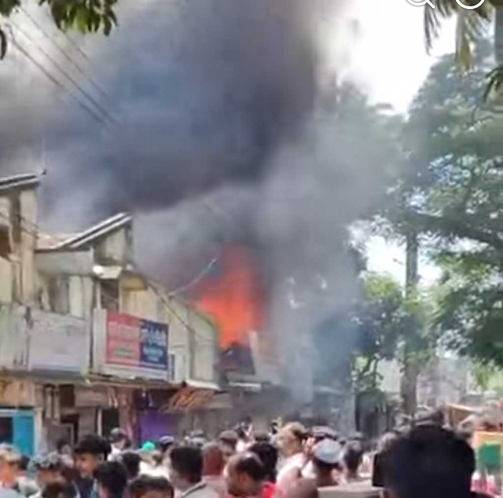 ফরিদপুরের কানাইপুর বাজারে ৩ ব্যবসাপ্রতিষ্ঠানে আগুন