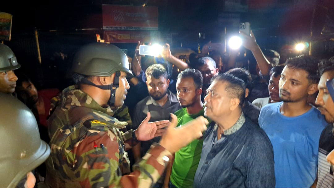 ফরিদপুরে বৈষম্যবিরোধী নেত্রীর ওপর হামলা: সড়ক অবরোধ