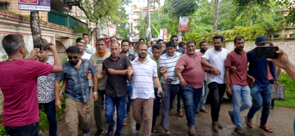 ফরিদপুরে বিএনপির মিছিল, এ কে আজাদের বাড়ি পুড়িয়ে দেওয়ার হুমকি
