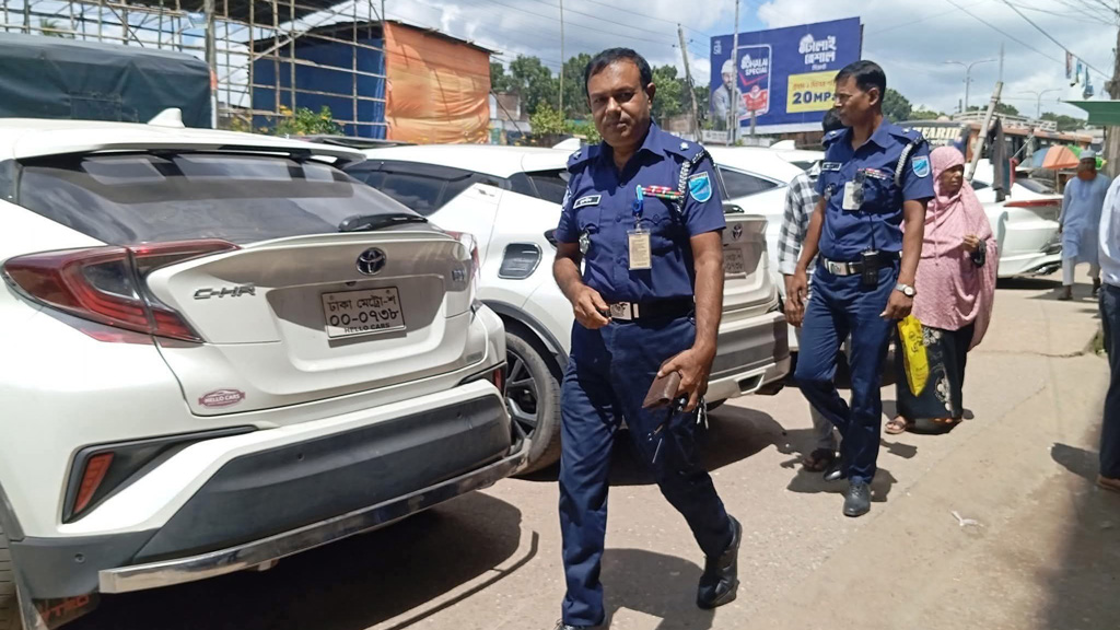 ফরিদপুরে একই নম্বরের ৫টি প্রাইভেট কার, যা বলছে পুলিশ