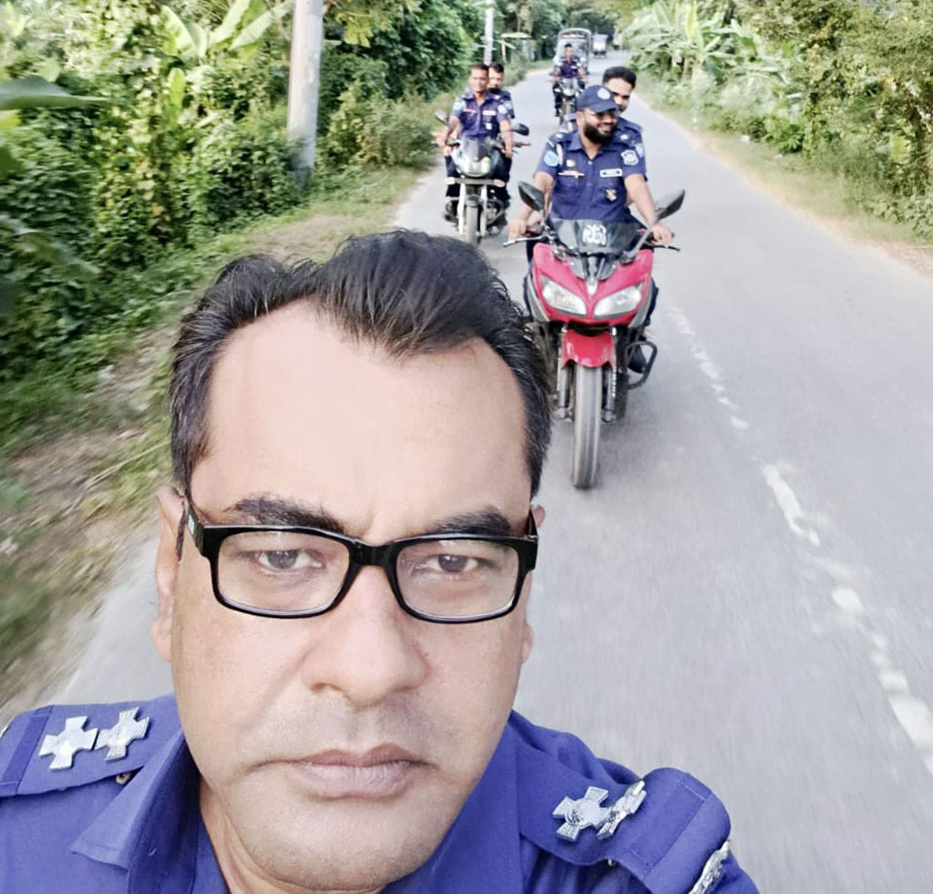 ফরিদপুরে হেলমেট ছাড়াই মোটরসাইকেলে সতর্ক মহড়ায় পুলিশ, ভিডিও ভাইরাল