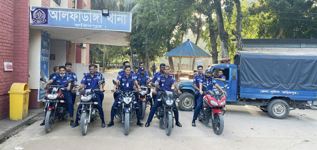 ফরিদপুরের আলফাডাঙ্গা থানা-পুলিশের উদ্যোগে সতর্ক মহড়া। তবে পুলিশ সদস্যদের মাথায় হেলমেট ছিল না। ছবি: সংগৃহীত