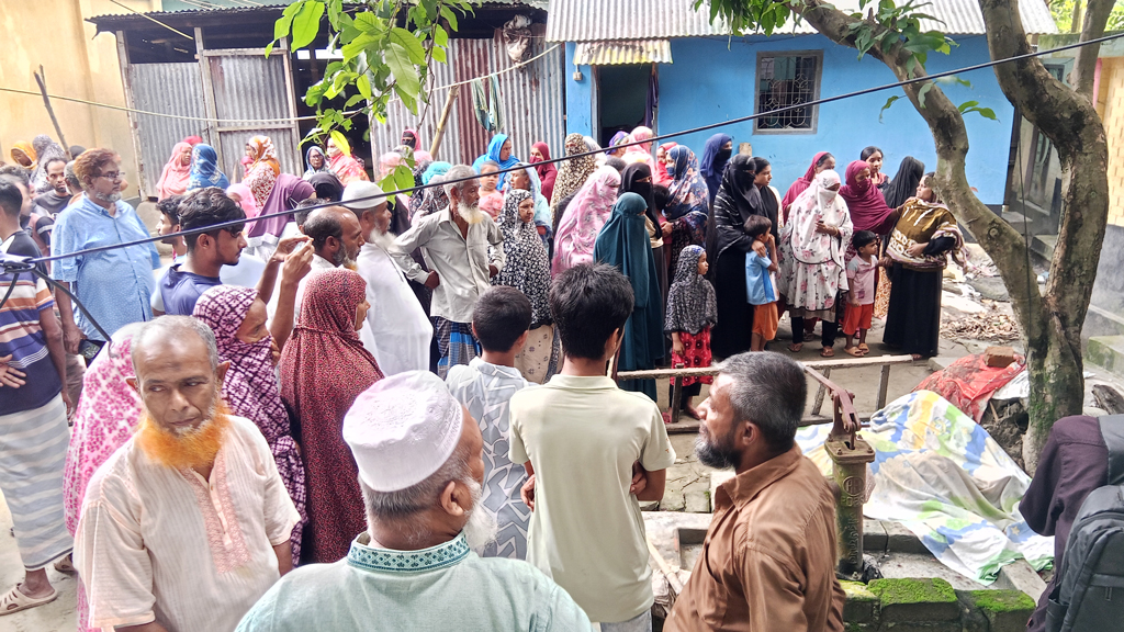 সৎমাকে হত্যার ১০ বছর পর এবার আপন মাকে কুপিয়ে হত্যা করল ছেলে