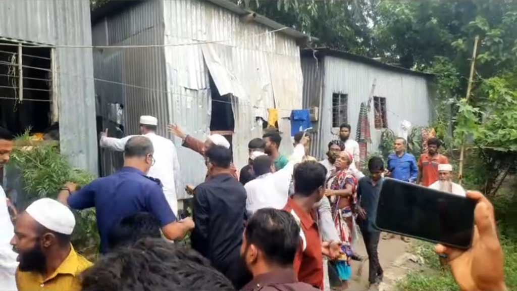 মসজিদ থেকে বেরিয়ে মাদক কারবারের অভিযোগে বাড়িঘর ভাঙচুর