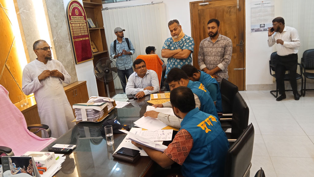 ফরিদপুর মেডিকেলে বাক্সবন্দী ২৩ কোটি টাকার যন্ত্র, অ্যাম্বুলেন্স ভাড়াও গায়েব