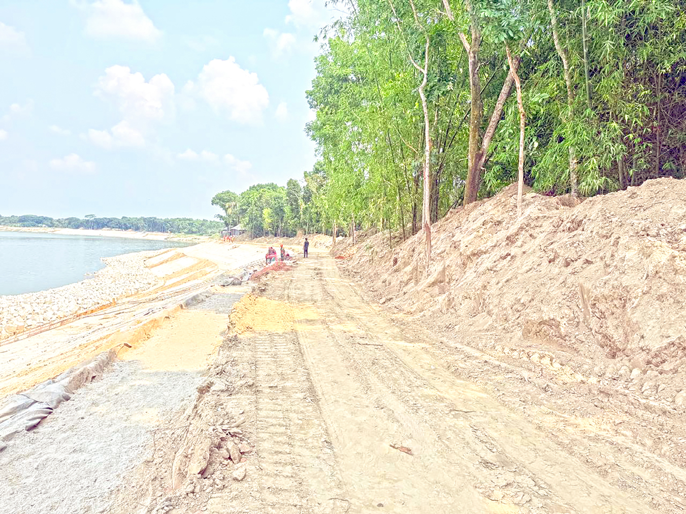 নদীতীর রক্ষায় খনন: ব্যক্তিগত জমির মাটির নিলাম চায় প্রশাসন