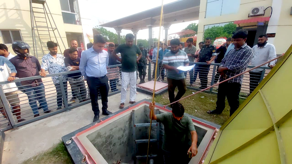 ফরিদপুরে বন্ধ থাকা দুই পাম্পে অভিযান চালিয়ে মিলল ৫৪ হাজার লিটার তেল