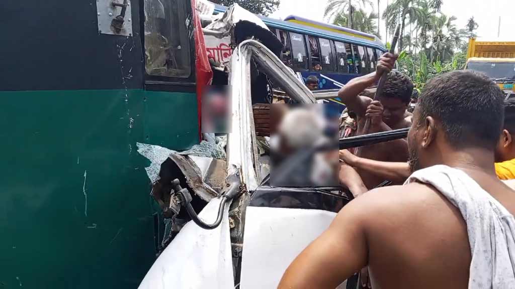 ফরিদপুরে বাস-অ্যাম্বুলেন্স মুখোমুখি সংঘর্ষে নিহত ৫
