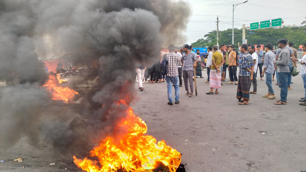 ফরিদপুরে মহাসড়কে টায়ার জ্বালিয়ে অবরোধ ও বিক্ষোভ