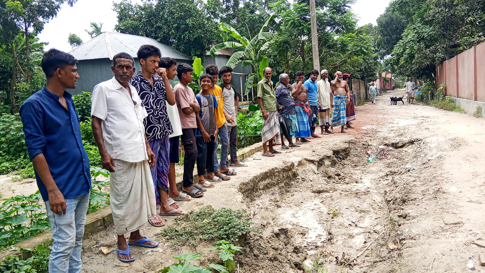 ফরিদপুরে কাঁচা রাস্তায় ১০ গ্রামের মানুষের ভোগান্তি, পাকাকরণের দাবিতে মানববন্ধন
